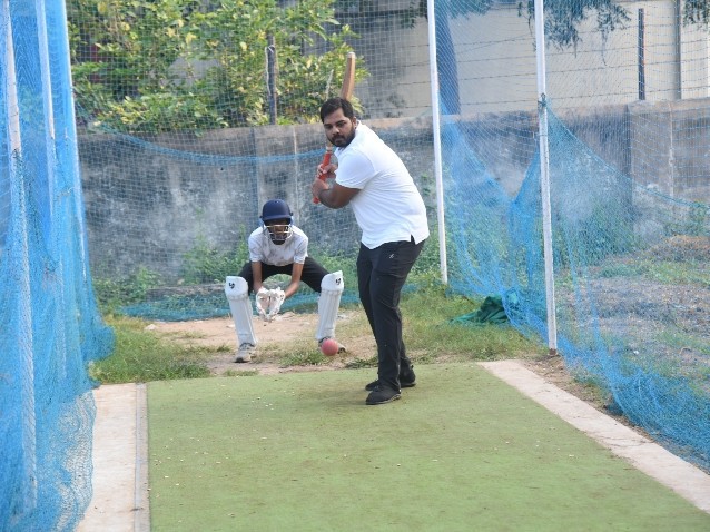 క్రికెట్ ఆడిన పెద్దపల్లి ఎంపీ గడ్డం వంశీకృష్ణ