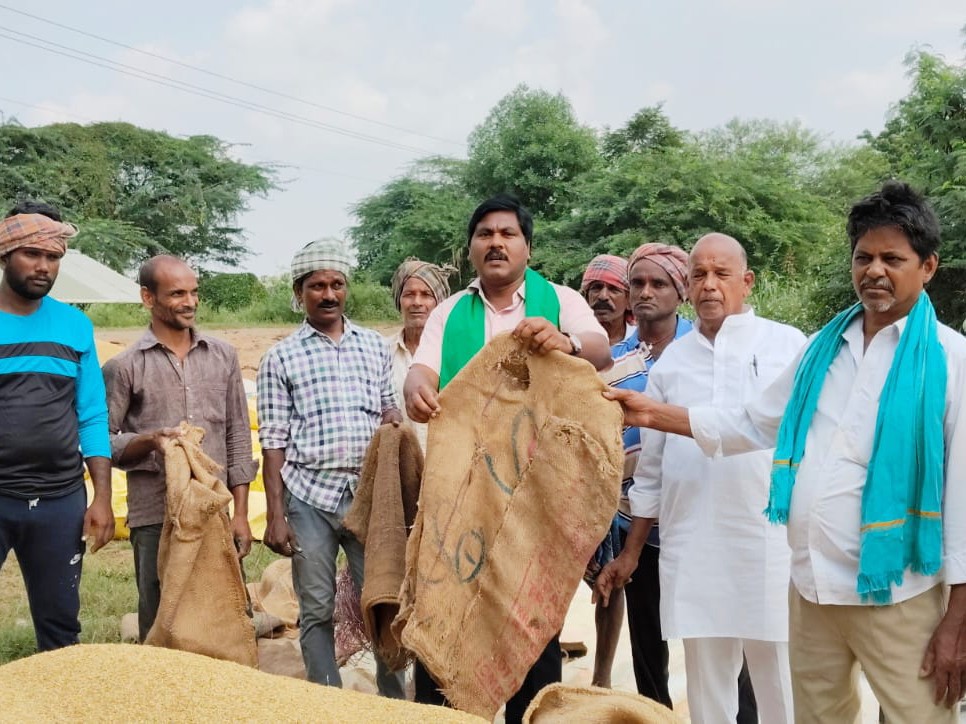 తేమ శాతం పేరుతో  మద్దతు ధరలో  కోత అన్యాయం