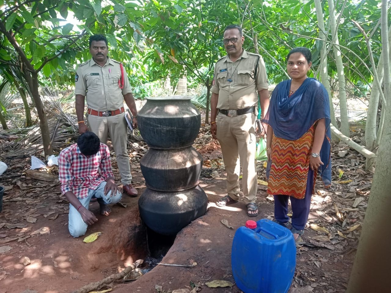 నాటు సారా తయారీ కేంద్రంపై పోలీసులు దాడులు