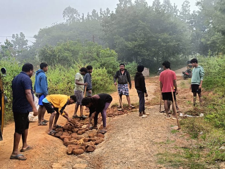 రహదారి సౌకర్యం కల్పించాలని వినతి