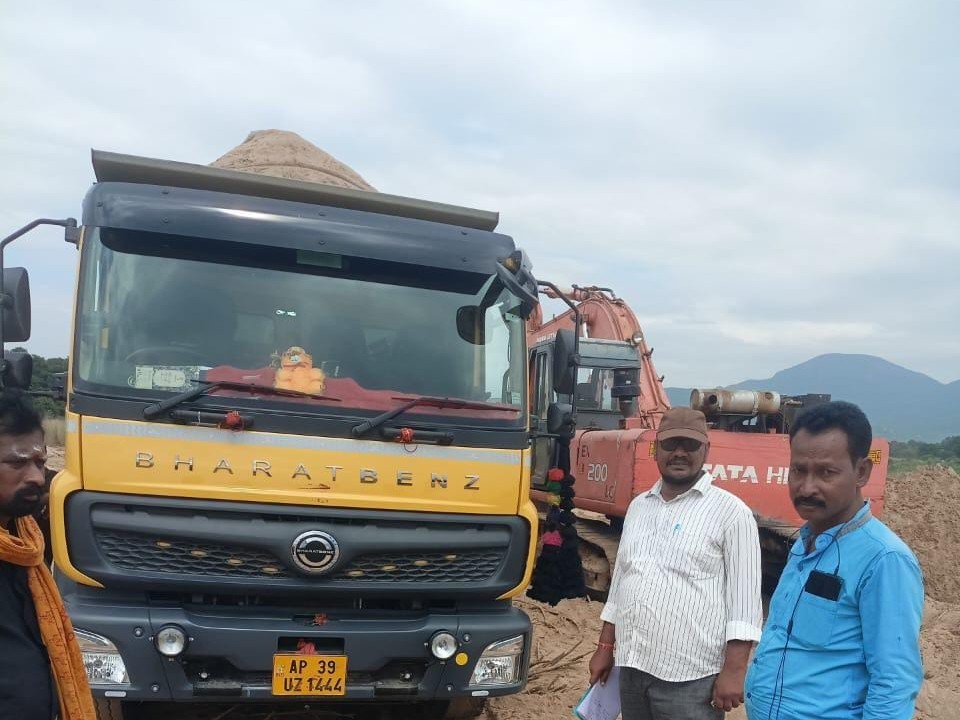 అక్రమ ఇసుక తవ్వకాలపై తనిఖీలు.. వాహనాలు సీజ్