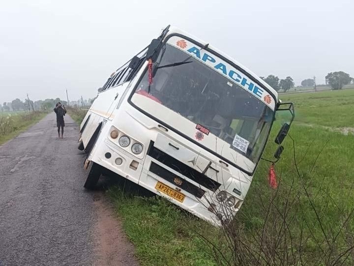 అదుపుతప్పి పొలంలోకి దూసుకెళ్లిన బస్సు