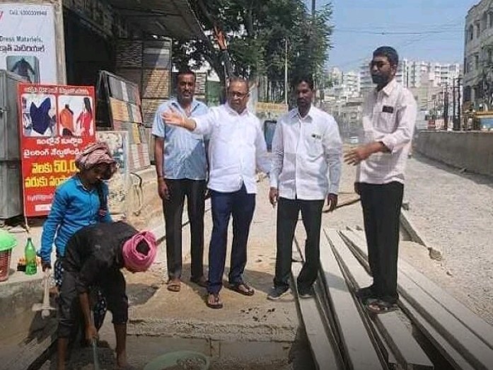 త్వరగా నిర్మాణ పనులను పూర్తి చేస్తాం: కార్పొరేటర్