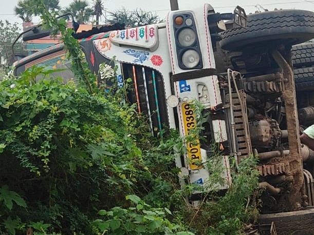 అదుపుతప్పి టిప్పర్ లారీ బోల్తా