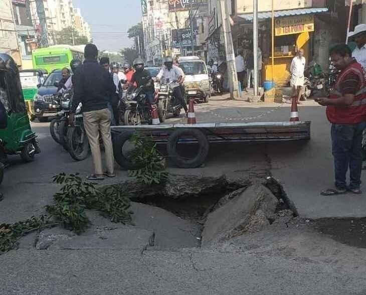 నిజాంపేట్-జేఎన్‌టీయూ మధ్య కుంగిన రోడ్డు