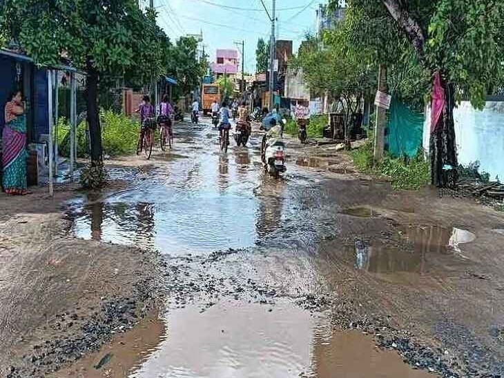 ముత్తుకూరులో రోడ్డు అంత గుంతలమయం