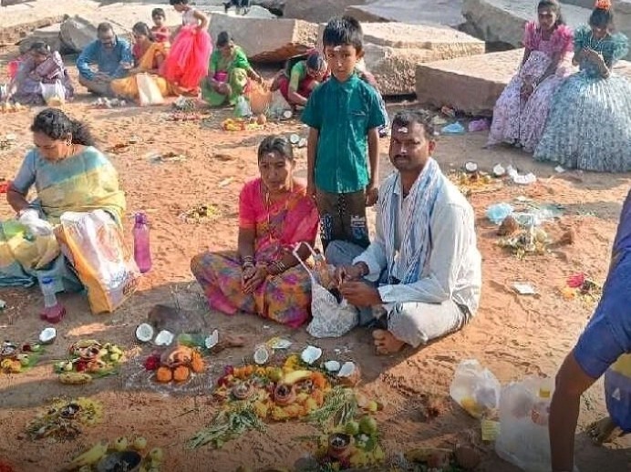 రామప్పలో భక్తుల సందడి