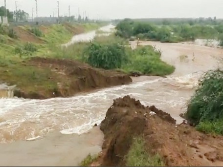 చెరువుకు గండి – రైతుల్లో ఆందోళన