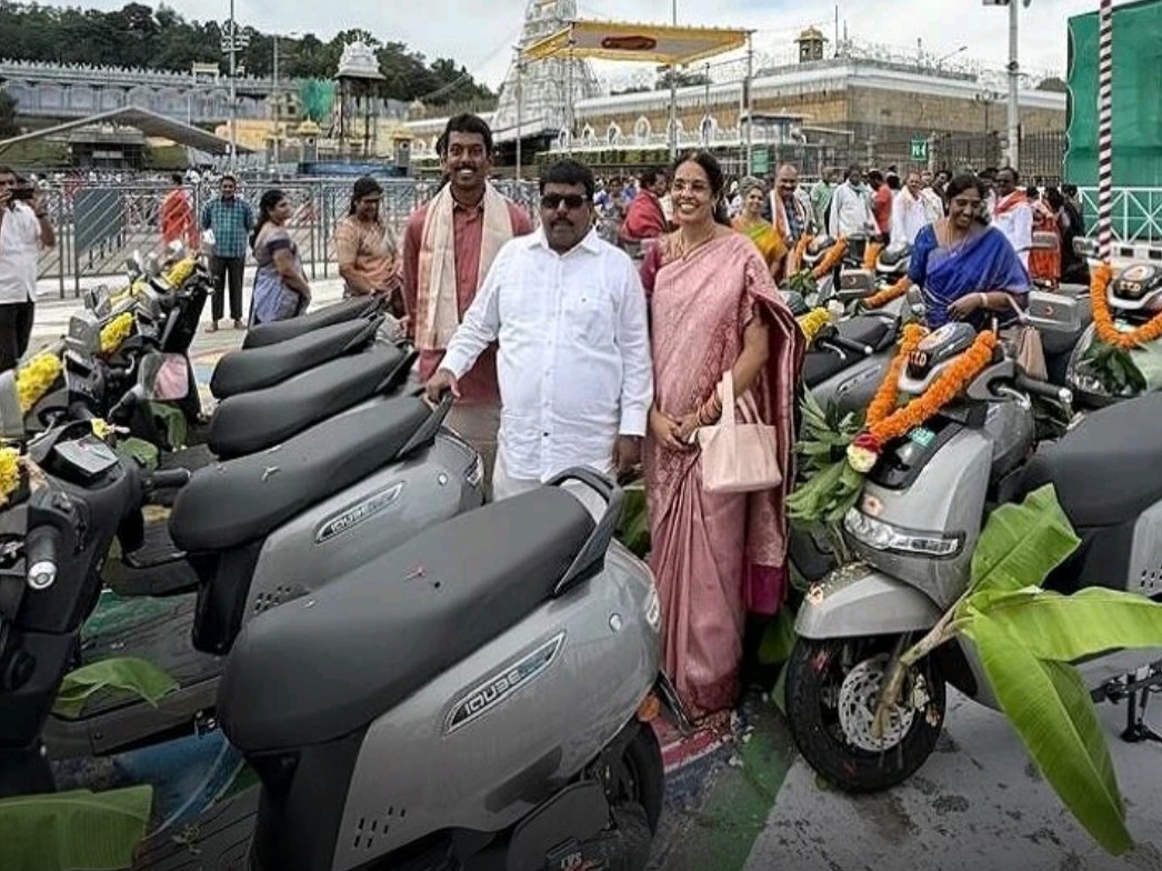 తిరుమల శ్రీవారికి 15 బైకుల అందజేత