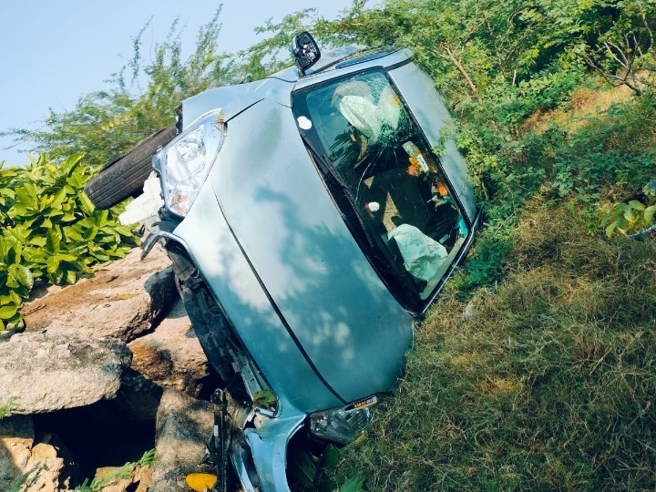 కల్వర్టును ఢీకొని పల్టీ కొట్టిన కారు