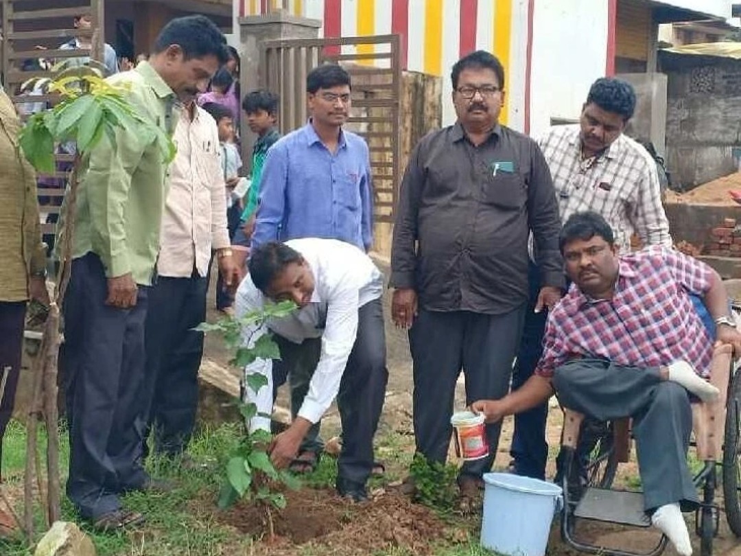 విద్యార్థులకు పుస్తకాలు, పెన్నులు పంపిణీ