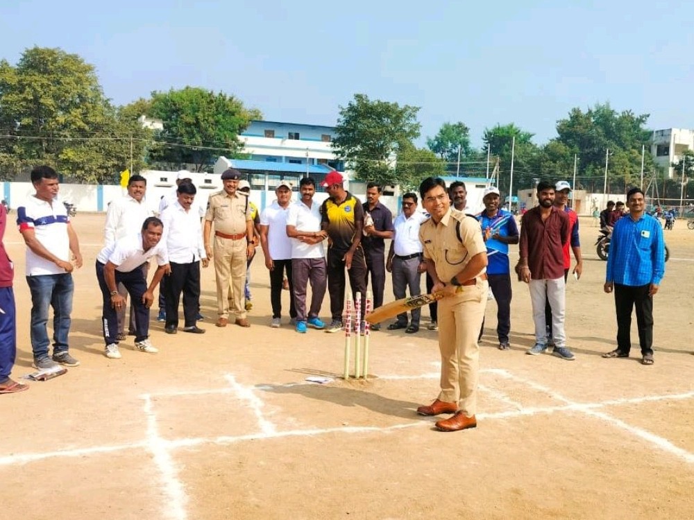 క్రికెట్ పోటీలు ప్రారంభించిన ఎస్పీ