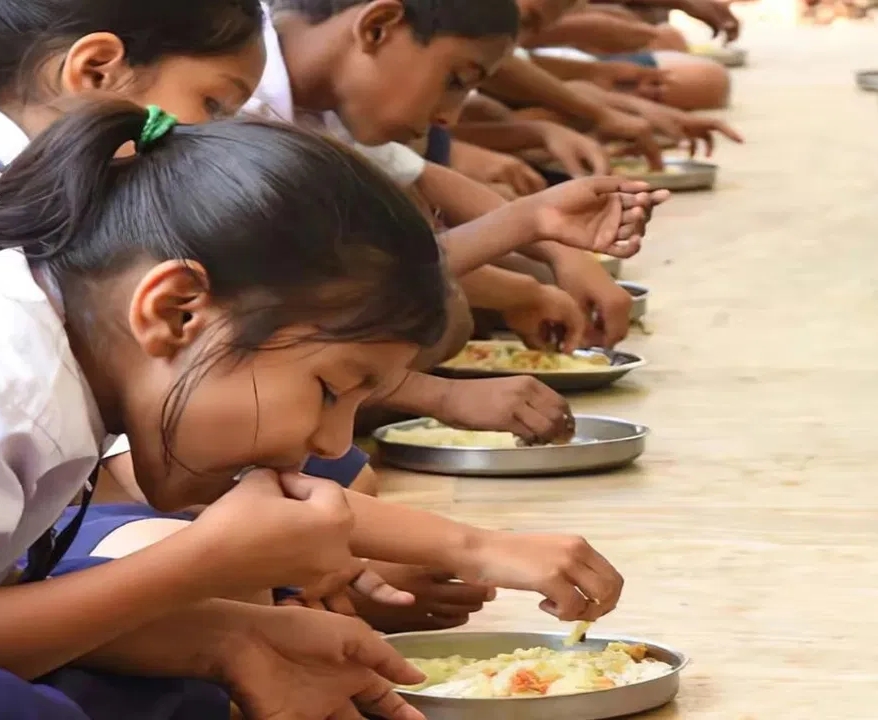 స్కూలు భోజనంలో మరోసారి పురుగులు