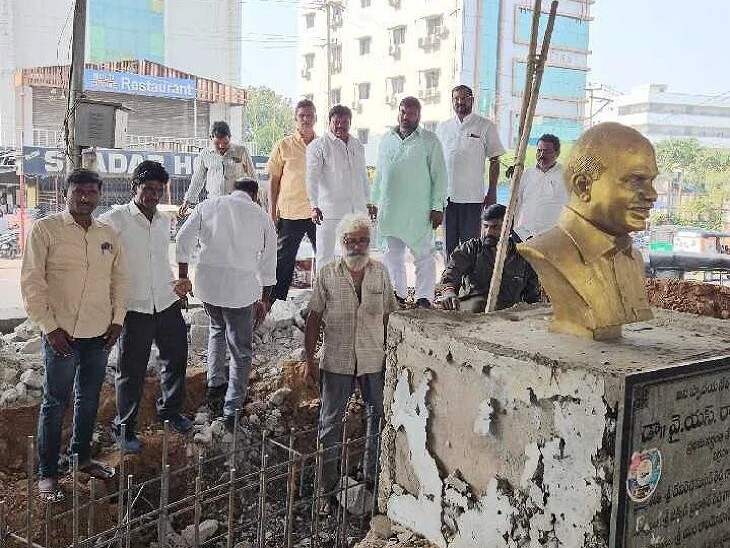 వైఎస్సార్ విగ్రహ దిమ్మె కూల్చివేత‌పై ఆగ్రహం