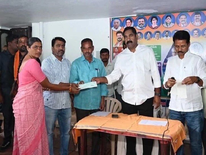 చెక్కులను పంపిణీ చేసిన వర్ధన్నపేట MLA