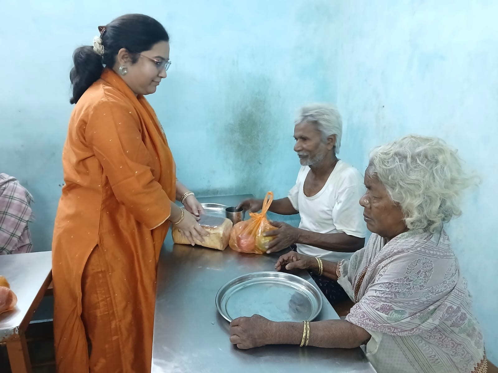 వృద్ధులకు భోజనం ఏర్పాటు చేసిన ఎమ్మెల్యే