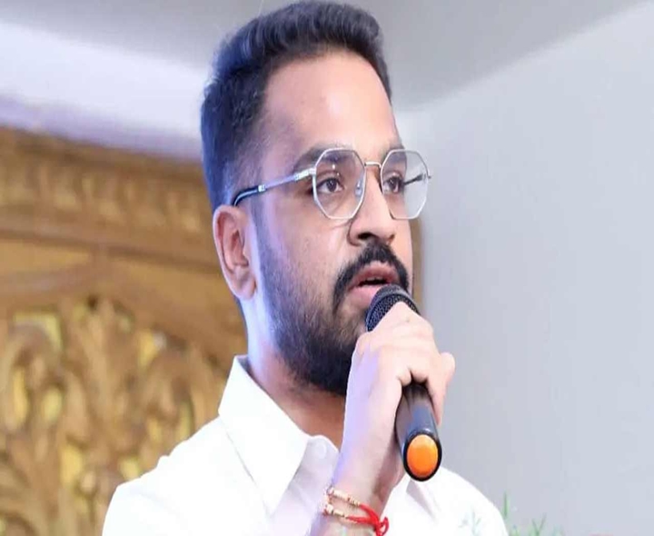 వైసీపీకి మరో షాక్.. 16 మందికి నోటీసులు