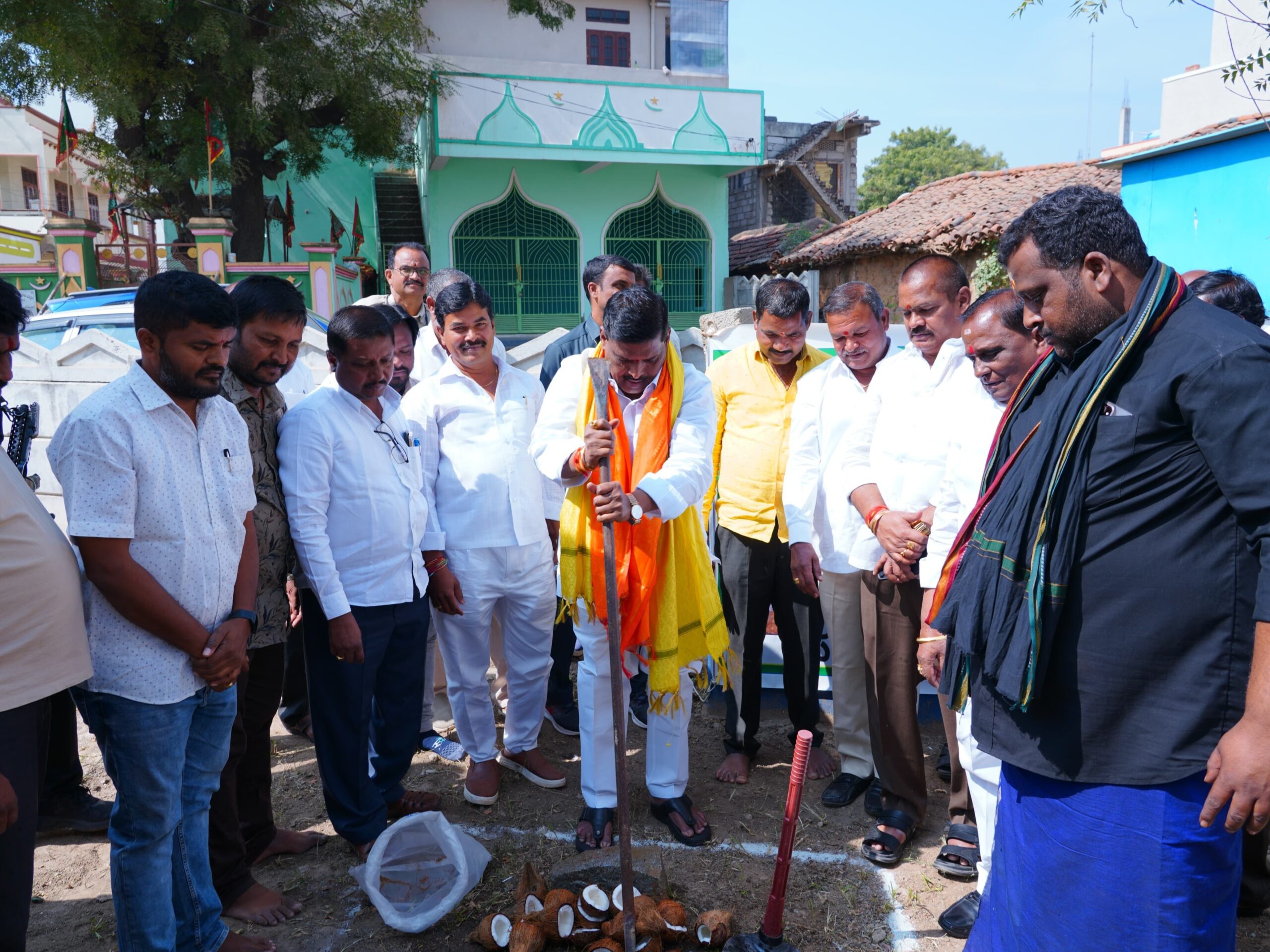 బీటి రోడ్డు నిర్మాణ పనులకు శంకుస్థాపన చేసిన ఎమ్మెల్యే