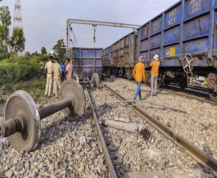 రైలు ప్రమాదం.. పట్టాలు తప్పిన 20 బోగీలు