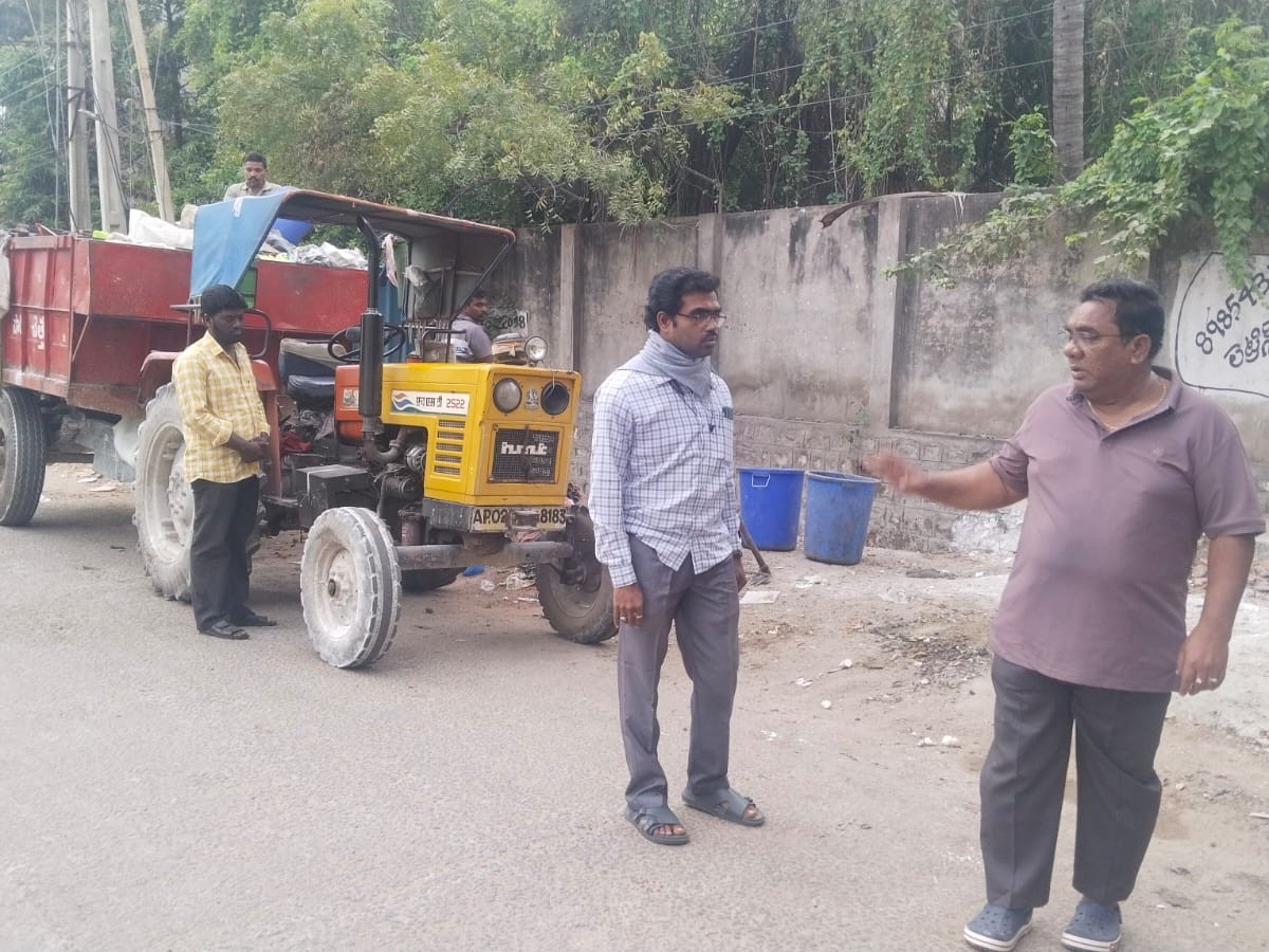 వార్డుల్లో శానిటేషన్ పనుల పరిశీలన