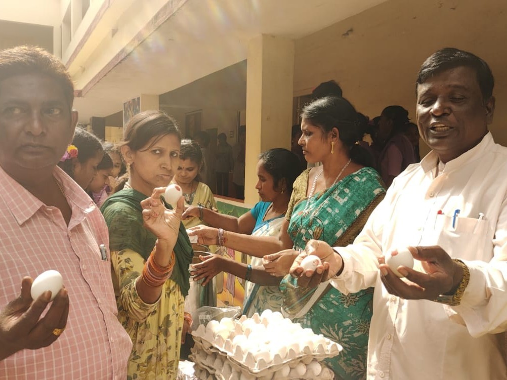 నాసిరకంగా భోజనం పెడుతున్నారు