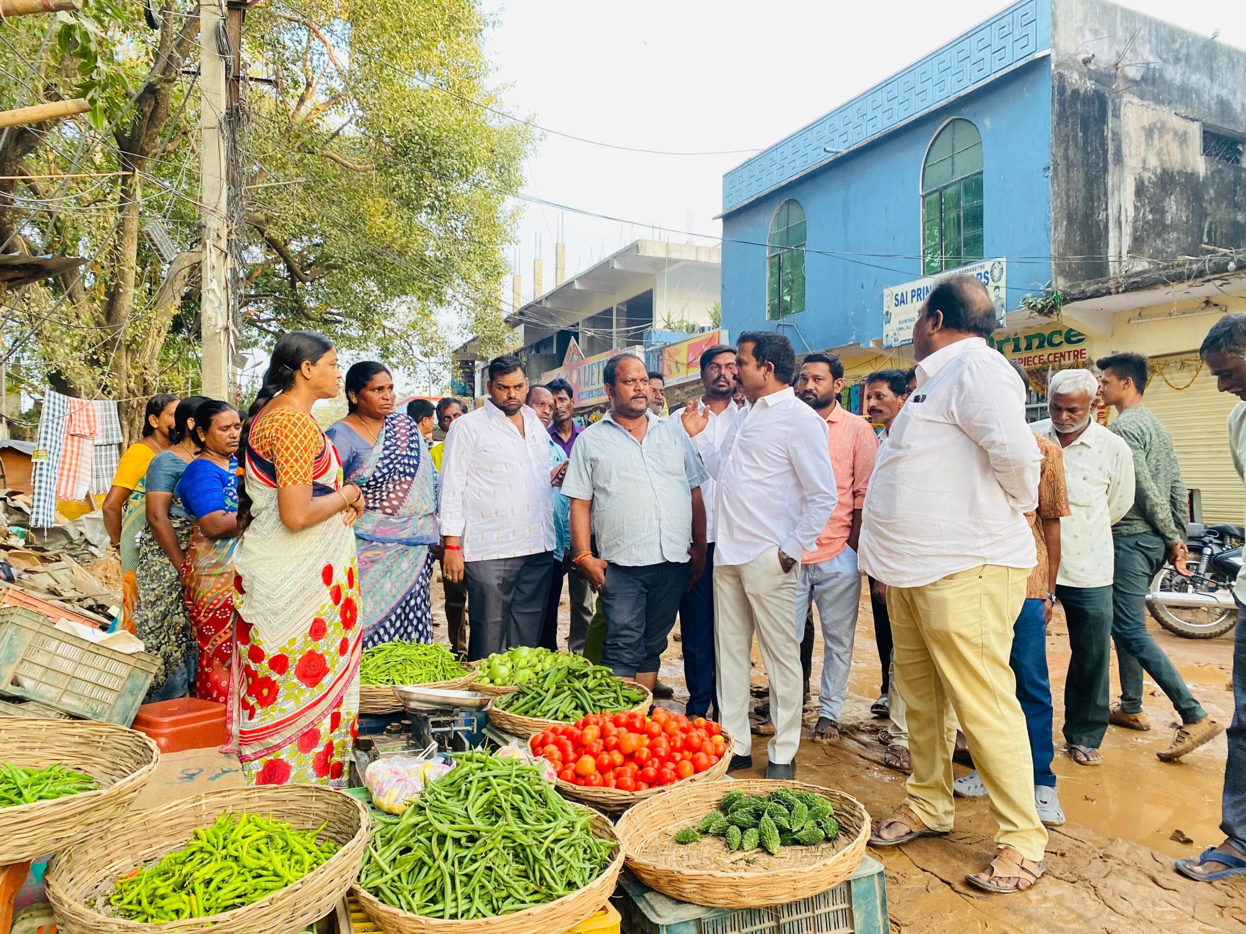 ‘చిరు వ్యాపారులకు ప్రత్యేక స్థలం కేటాయిస్తాం’