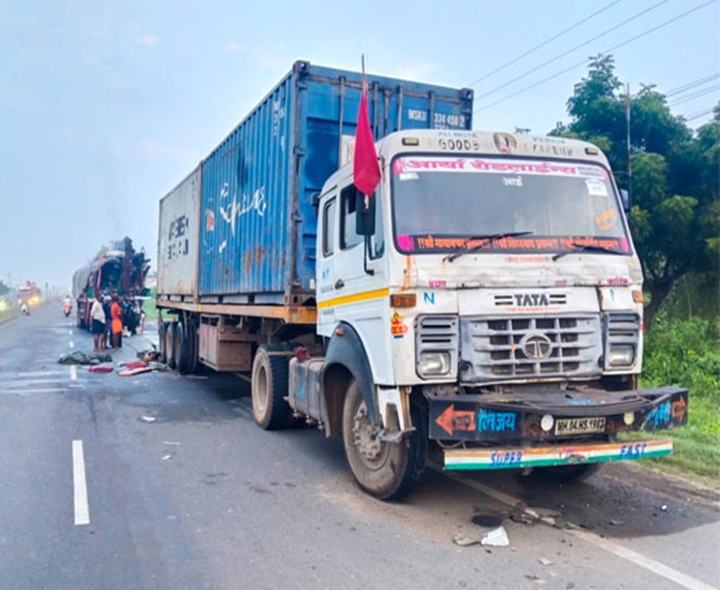 ఆర్మీ వాహనాన్ని ఢీకొట్టిన లారీ