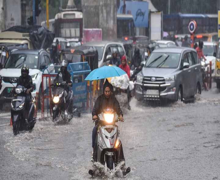 భారీ వర్షాలు.. విద్యాసంస్థలకు సెలవులు