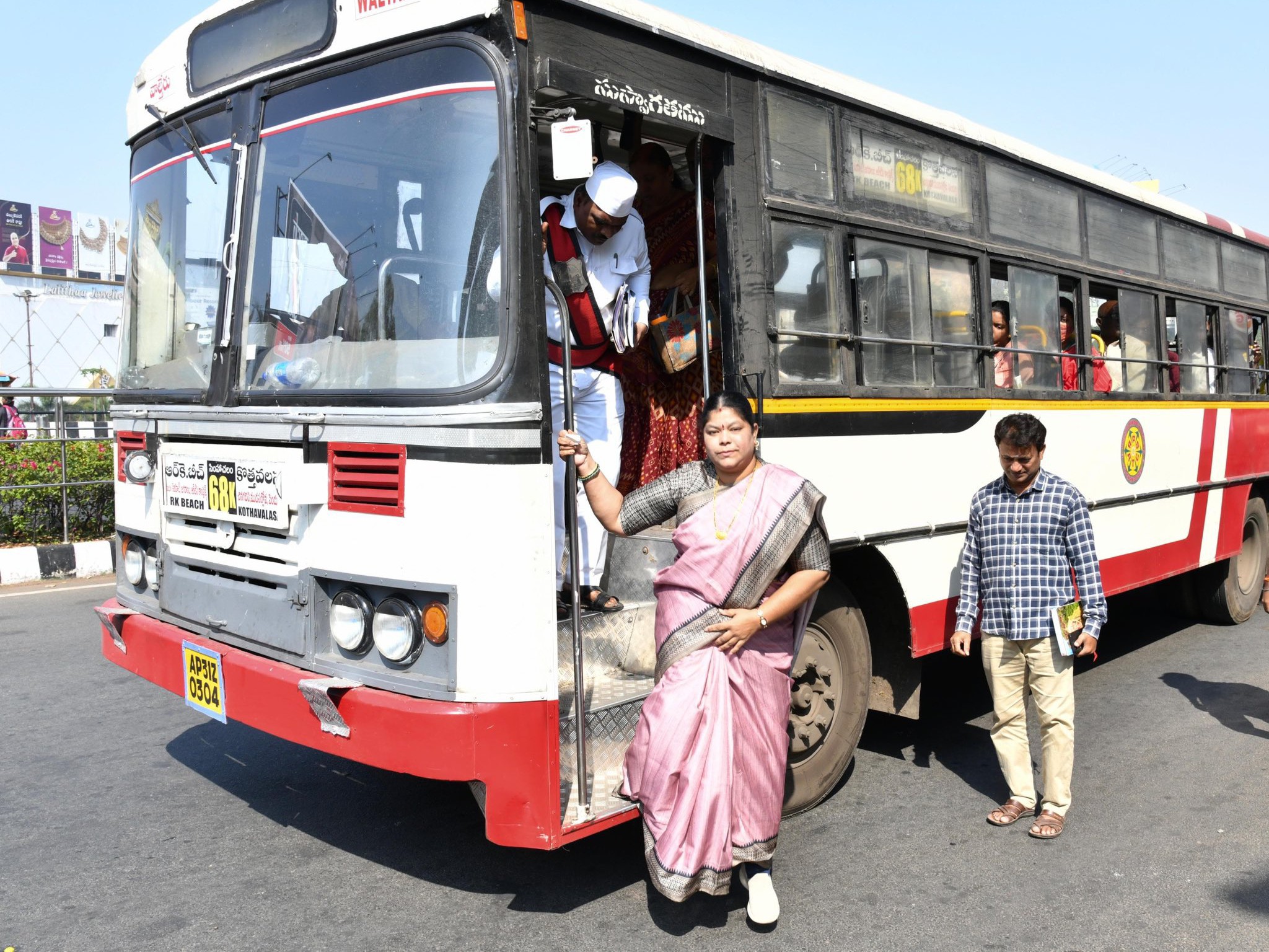 ‘ఆర్టీసీ బస్సులో ప్రయాణించిన మేయర్’