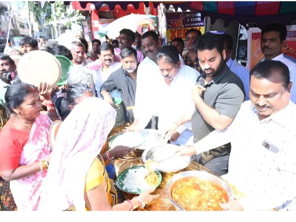 అన్నదాన కార్యక్రమంలో పాల్గొన్న ఎమ్మెల్యే