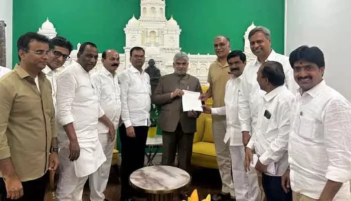 సీఎం, మంత్రిపై సభా హక్కుల ఉల్లంఘన నోటీసు