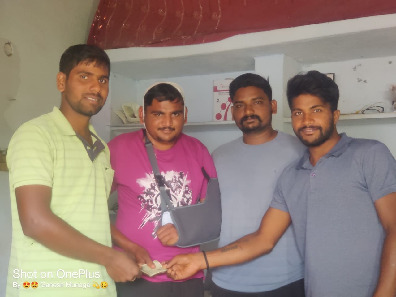 ఆర్థిక సాయం చేసిన తోటి స్నేహితులు