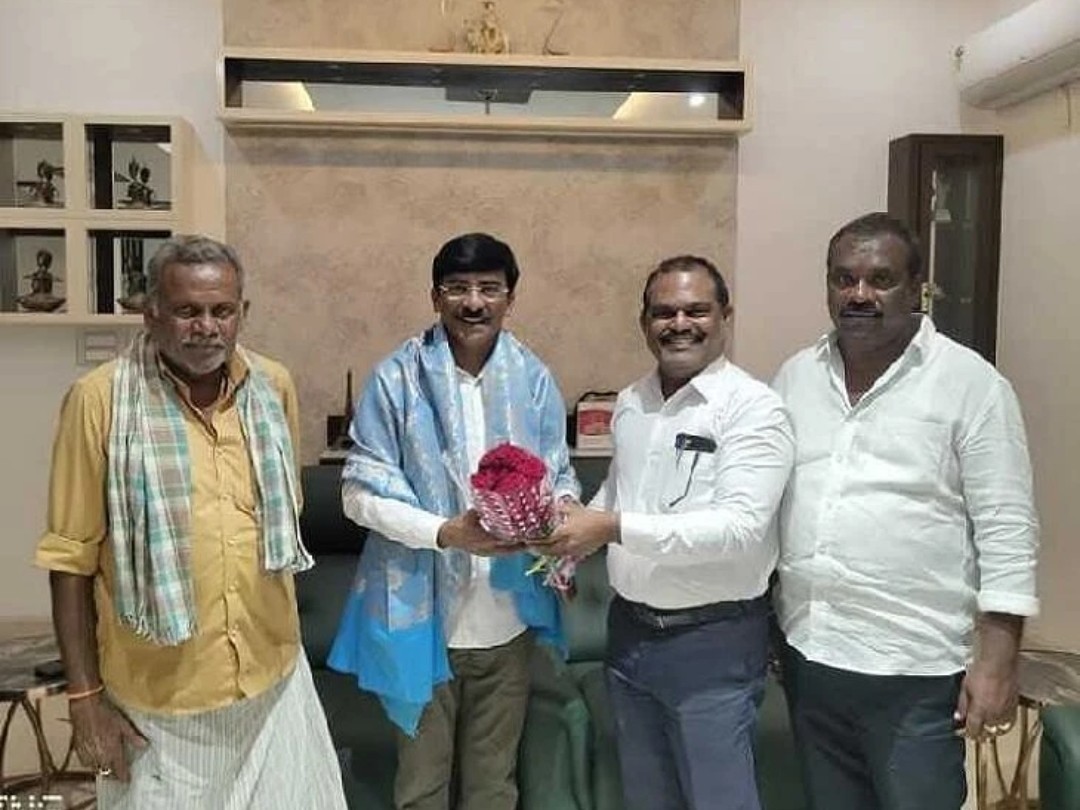 మాజీ ఎమ్మెల్యేని కలిసిన వైసీపీ లీగల్ సెల్ అధ్యక్షుడు