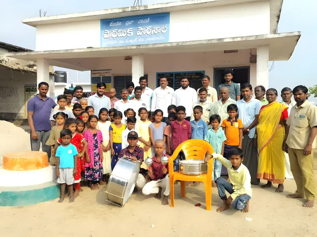 ప్రాథమిక పాఠశాలకు డ్రమ్స్ వితరణ