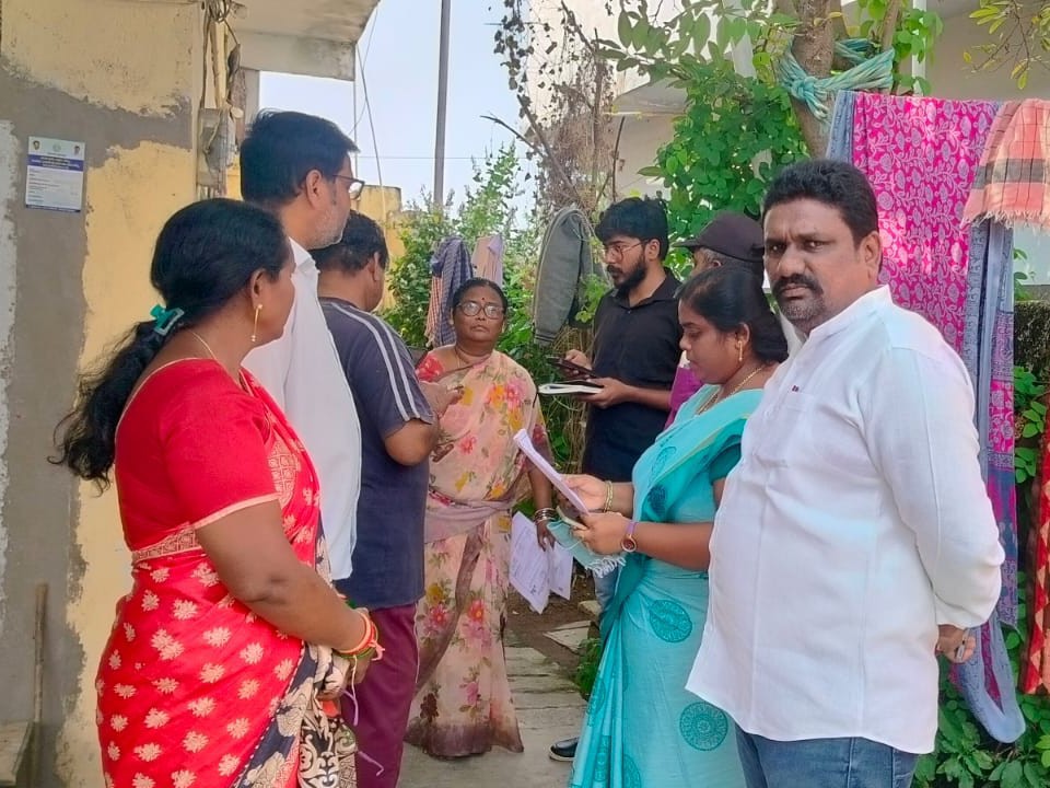 ఇందిరమ్మ ఇండ్ల సర్వే పరిశీలించిన మున్సిపల్ ఛైర్మన్