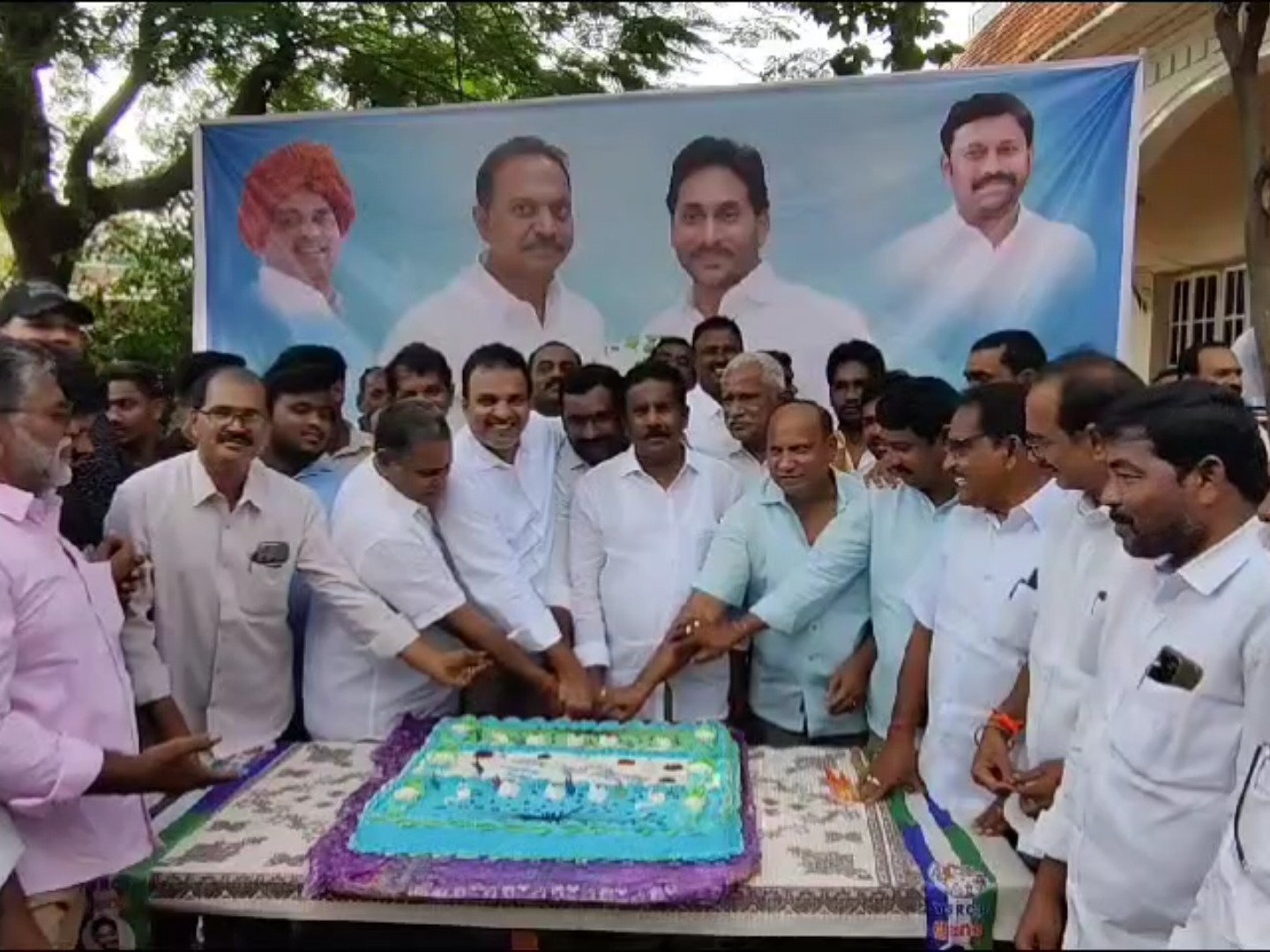 వేంపల్లిలో మాజీ సీఎం వైఎస్ జగన్ జన్మదిన వేడుకలు