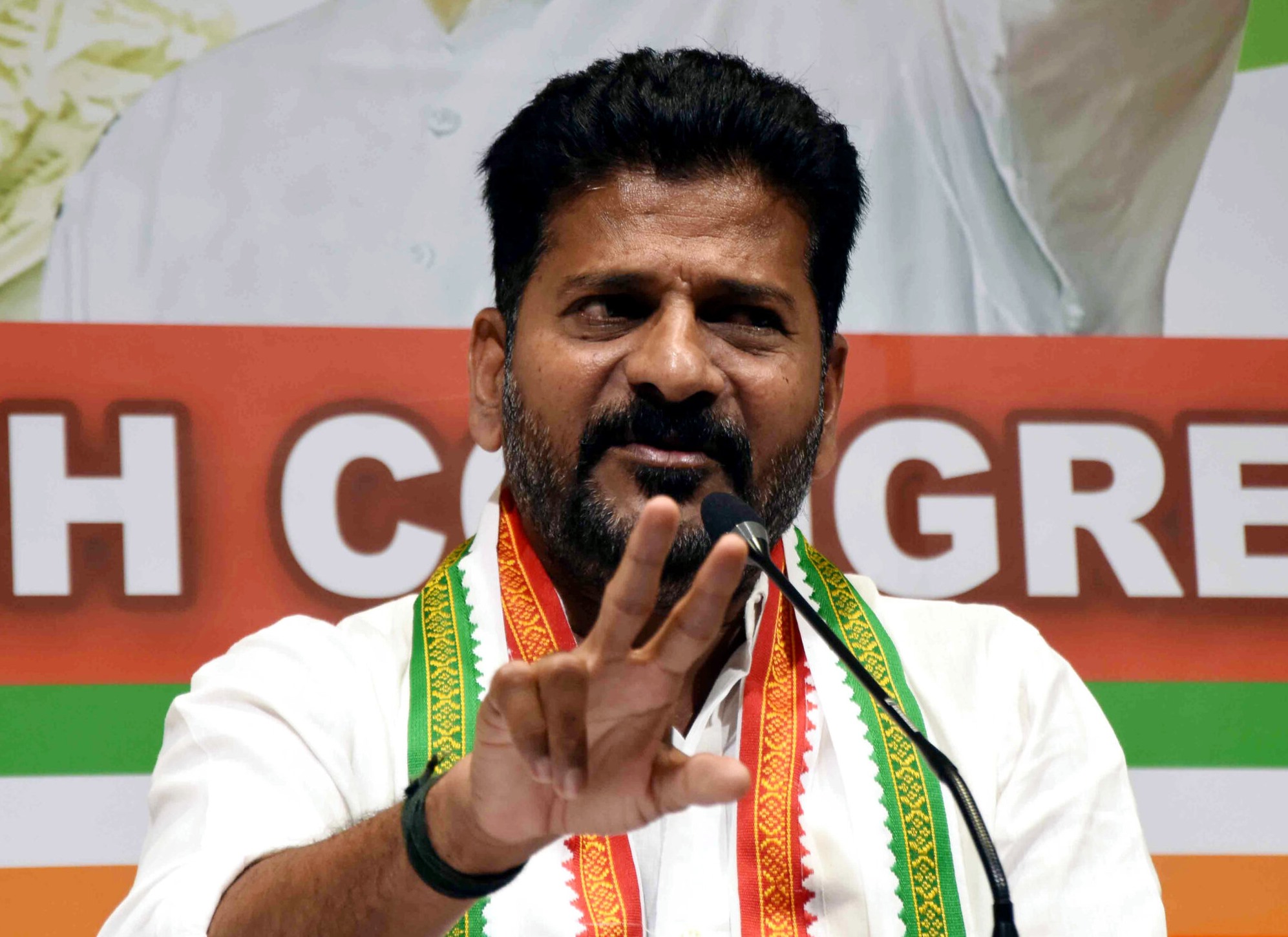 అల్లు అర్జున్ వస్తారని చెప్పలేదు: రేవంత్ రెడ్డి
