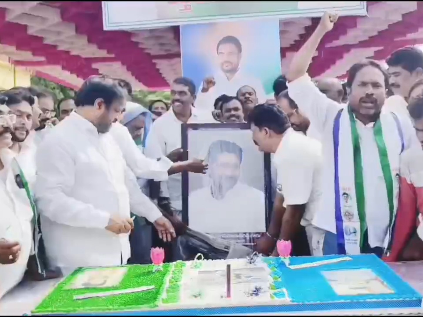 మాజీ సీఎం చిత్రపటానికి పాలాభిషేకం చేసిన ఎమ్మెల్సీ