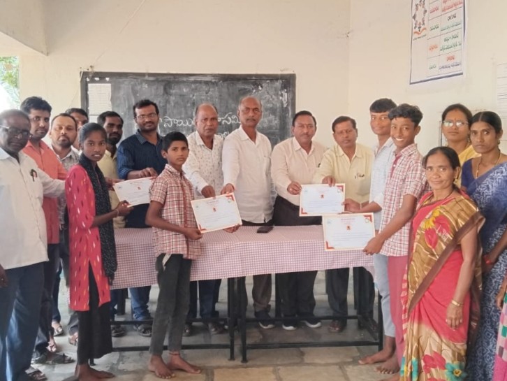 విద్యార్థులకు సర్టిఫికెట్లు ప్రధానం
