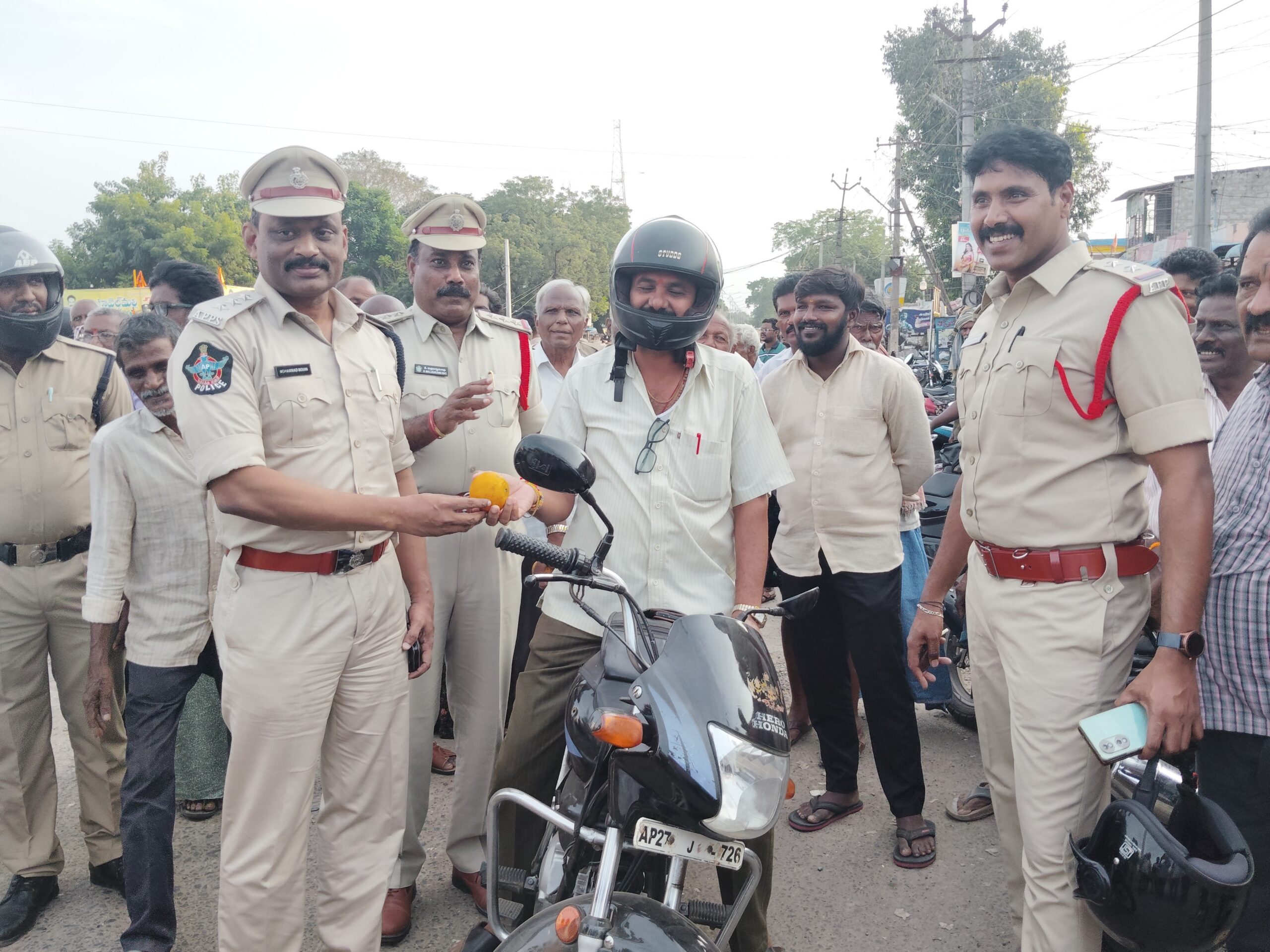 మేదరమెట్లలో హెల్మెట్‌పై అవగాహన ర్యాలీ