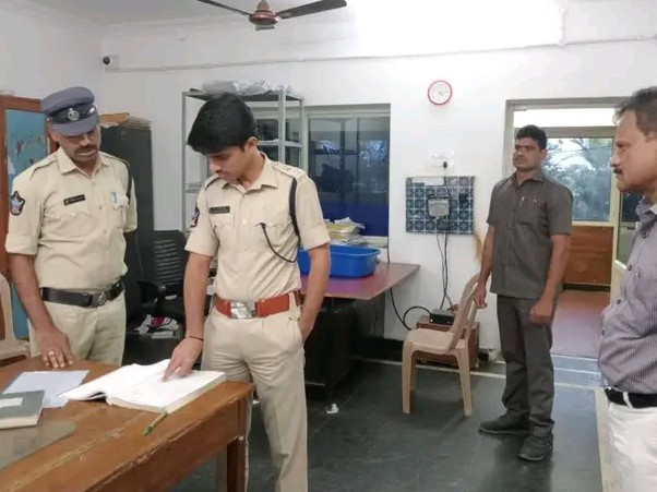 పోలీస్ స్టేషన్ ఆకస్మిక తనిఖీ చేసిన : SP