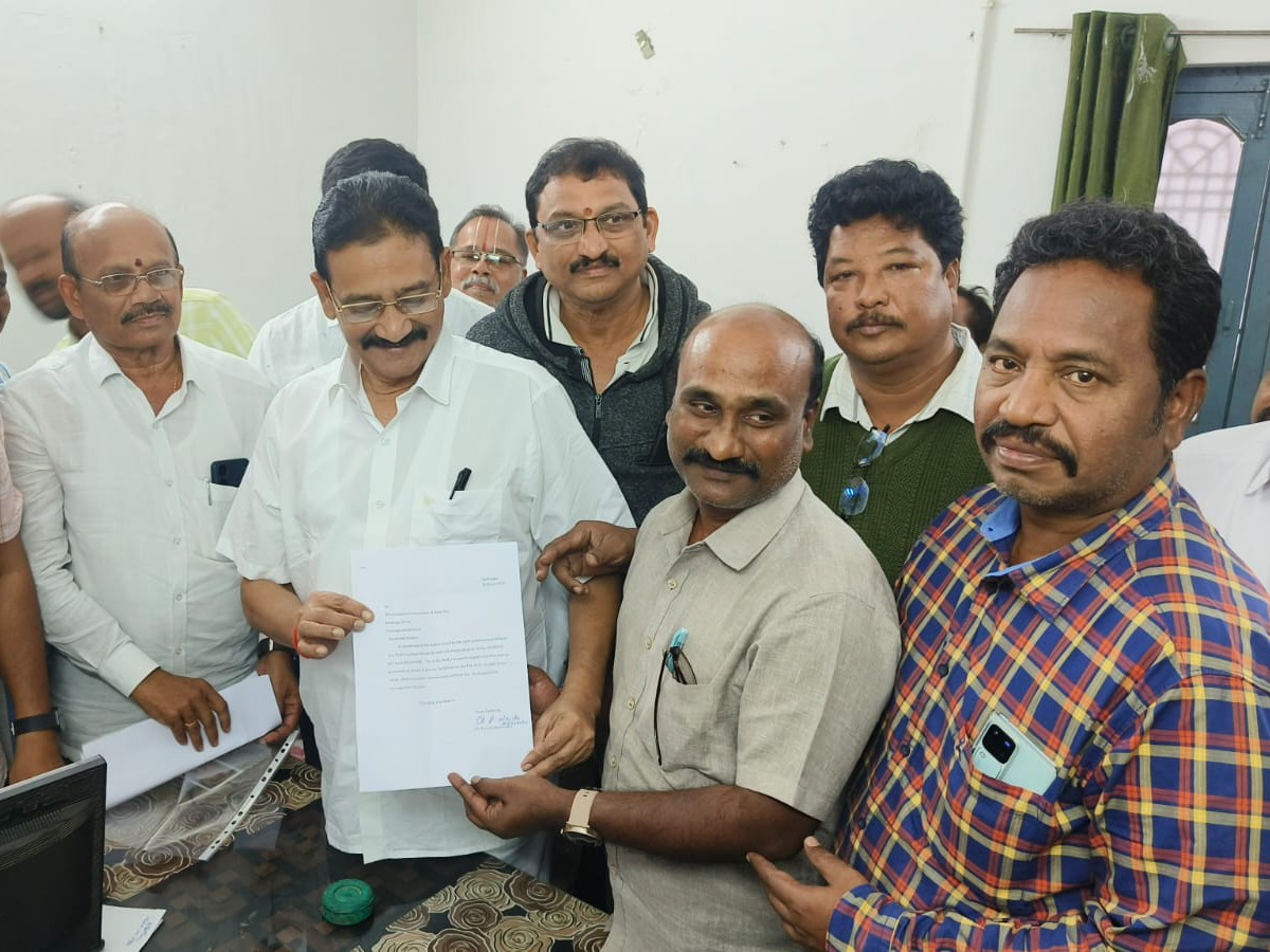 పలాస గూడ్స్ & సర్వీస్ టాక్స్ ఆఫీసర్‌గా పురుషోత్తం నాయుడు