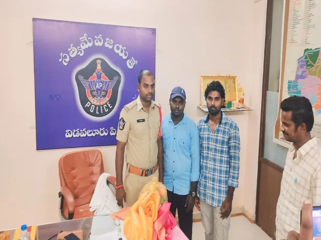 విడవలూరు ఎస్సైని కలిసిన జనసేన నాయకులు