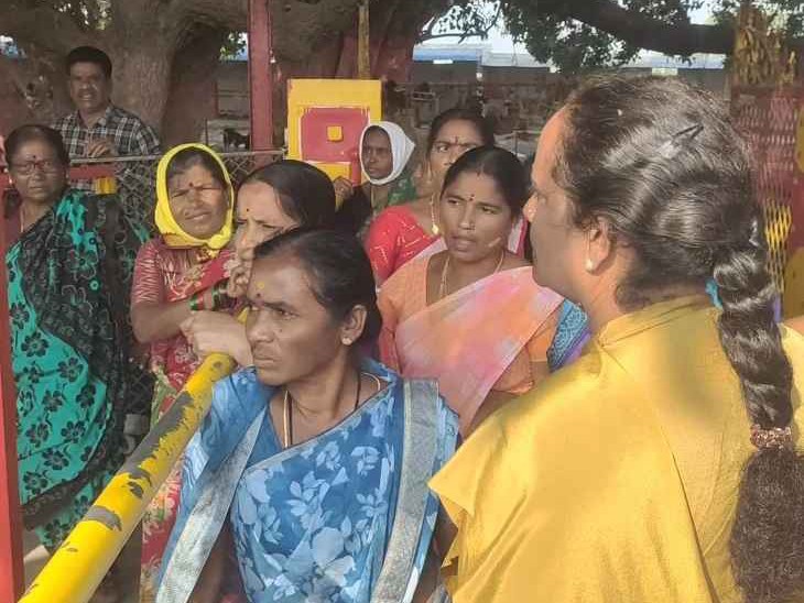 వెల్లుల్ల గ్రామస్థుల ఆందోళన