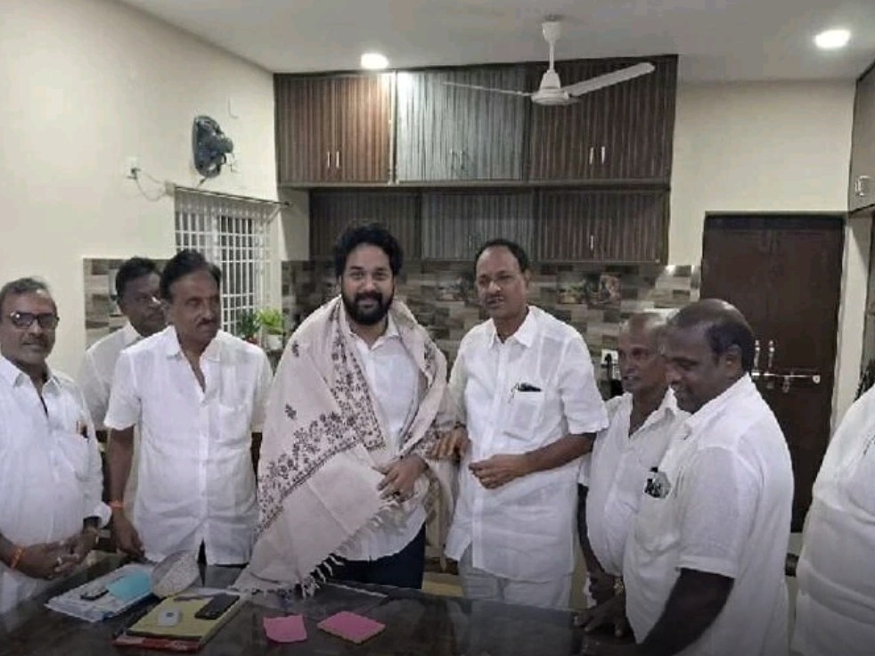సమస్యలు పరిష్కరించాలంటూ ఎంపీకి వినతిపత్రం