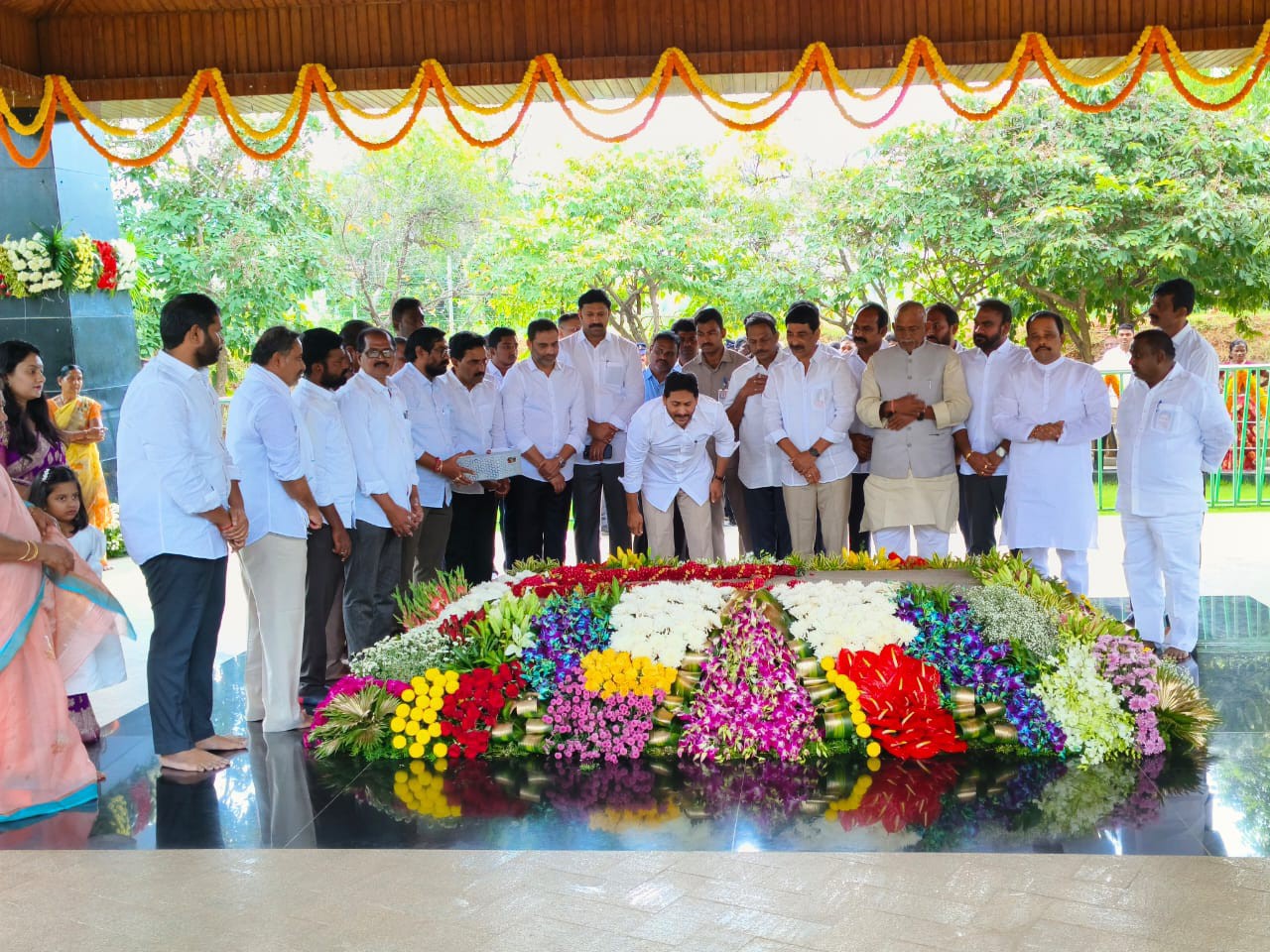 ఇడుపులపాయలో వైఎస్సార్‌కు జగన్ నివాళులు