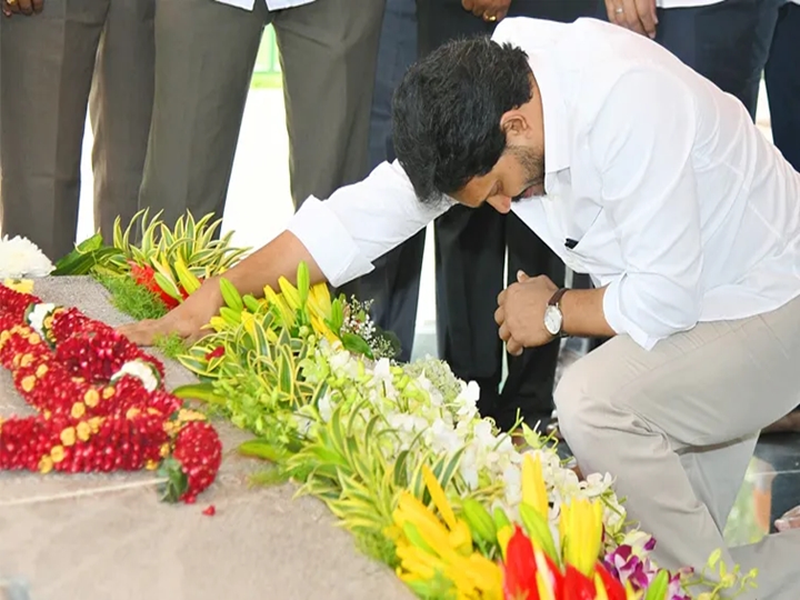 YSRకు నివాళులర్పించిన మాజీ సీఎం జగన్