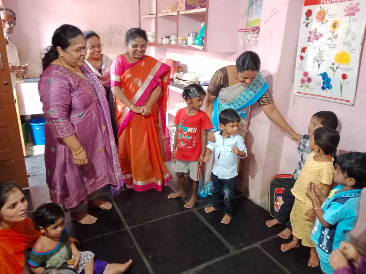 అంగన్వాడీ కేంద్రాన్ని పరిశీలించిన ఐసీడీఎస్ కమిషనర్