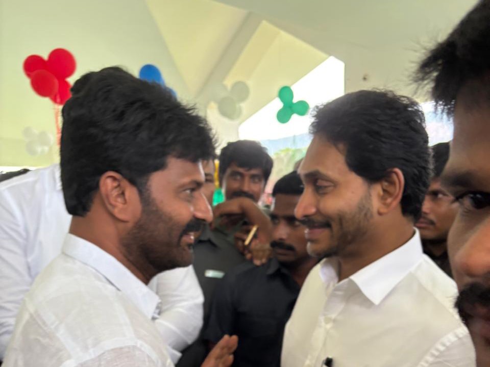 మాజీ సీఎం జగన్‌ను కలిసిన రమేష్ రెడ్డి
