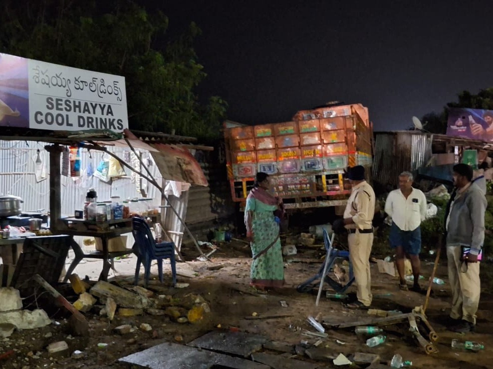 డ్రైవర్ నిద్ర మత్తు.. తప్పిన పెను ప్రమాదం